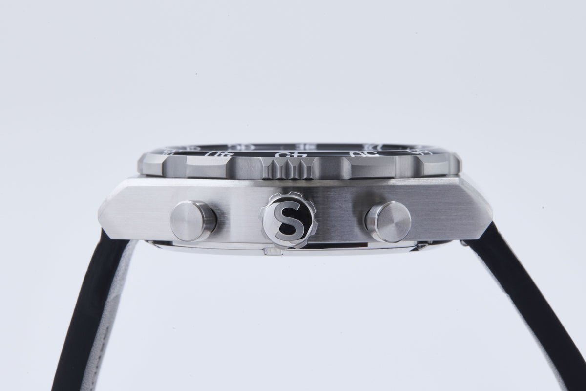 SIGNATURE(S) MODEL C PF-C02 ラグレスケースの側面