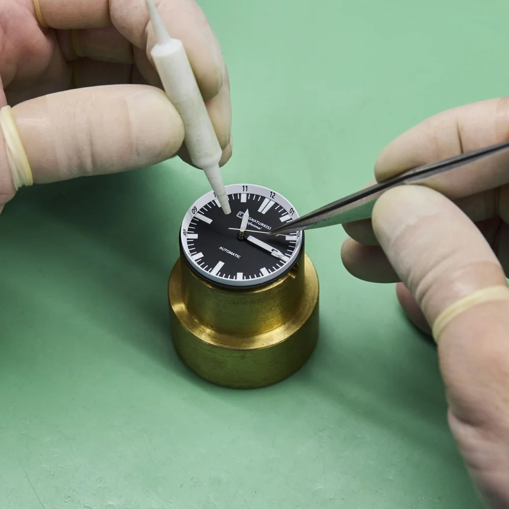 針の取り付け。工具を使いひとつづつ針を取り付けます。